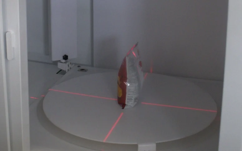 A Lay’s packet on the EasyCLIQ X3 turntable where the red laser lines cross