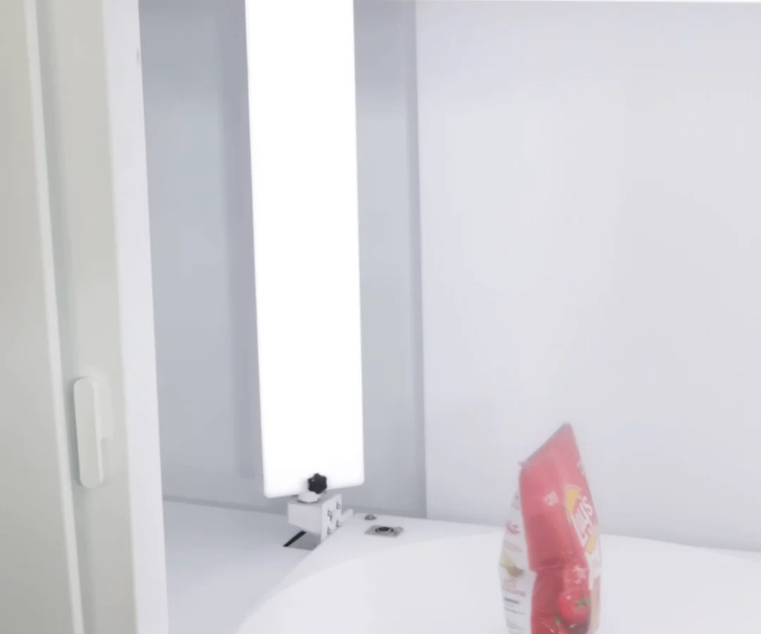 A tall LED light panel beside the turntable inside the EasyCLIQ X3