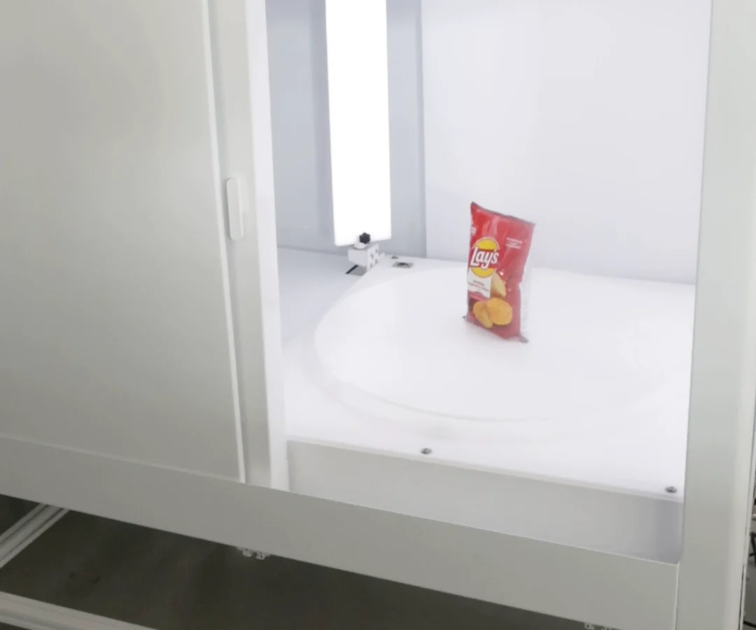 A Lay’s packet on the turntable inside the EasyCLIQ X3