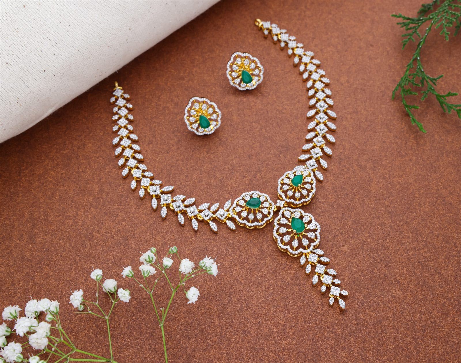 A long necklace captured in full inside the EasyCLIQ X1