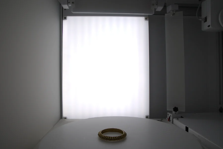 The back door light: a large lit panel behind a bangle on the turntable of the EasyCLIQ X3
