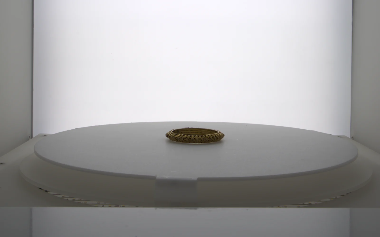 An evenly lit white background behind a bangle on the turntable of the EasyCLIQ X3