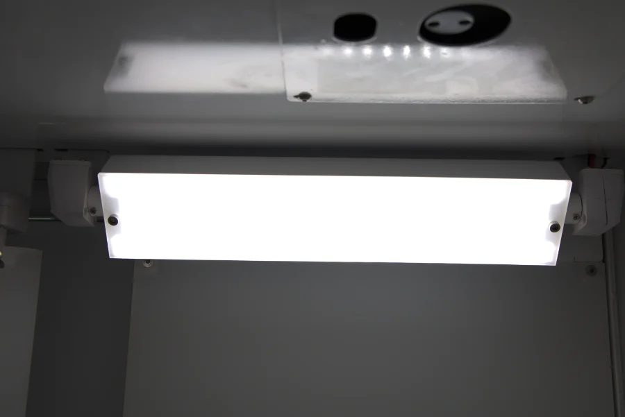 A key light: a wide diffused LED panel above the product in the EasyCLIQ X3