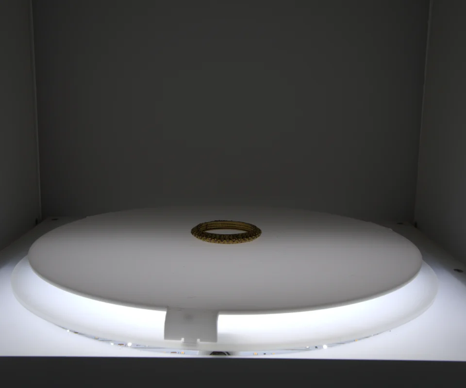 A bangle on a turntable lit from below in the EasyCLIQ X3