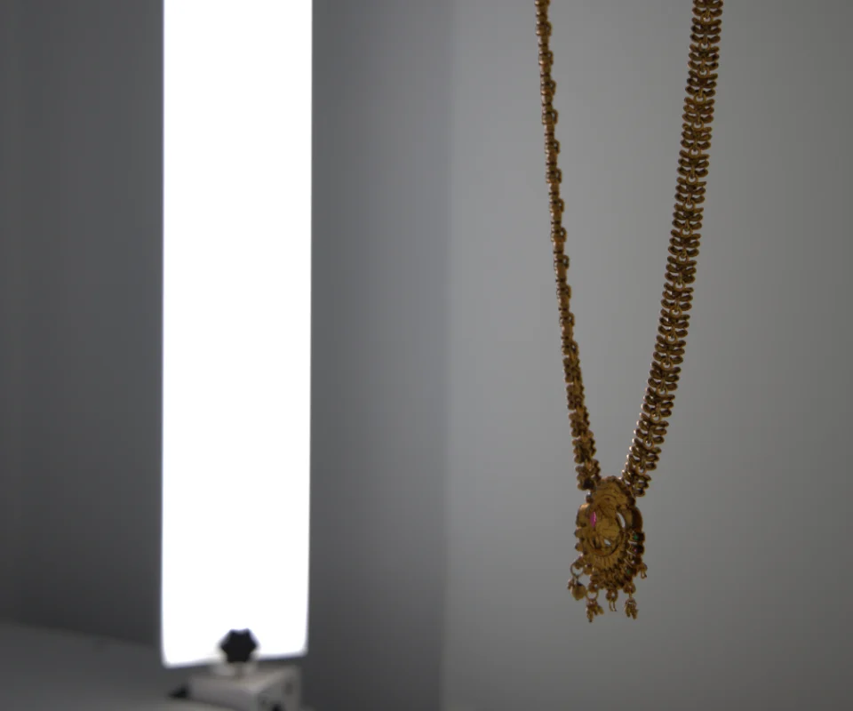 A rim light panel beside a gold necklace in the EasyCLIQ X3