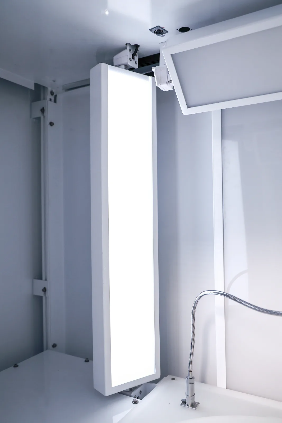 Controlled professional lighting inside the EasyCLIQ X3 studio